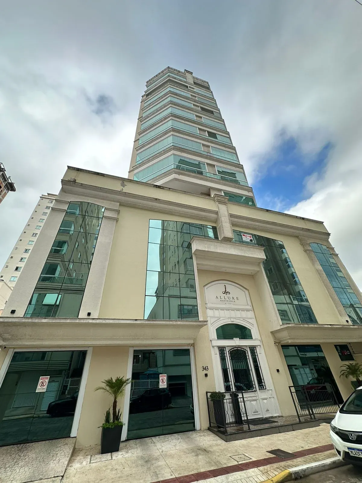 SALDO EM 100 MESES!!! APARTAMENTO PRONTO PRA MORAR!! COM 03 SUÍTES E 02 VAGAS DE GARAGEM NA MEIA PRAIA!! - foto 1