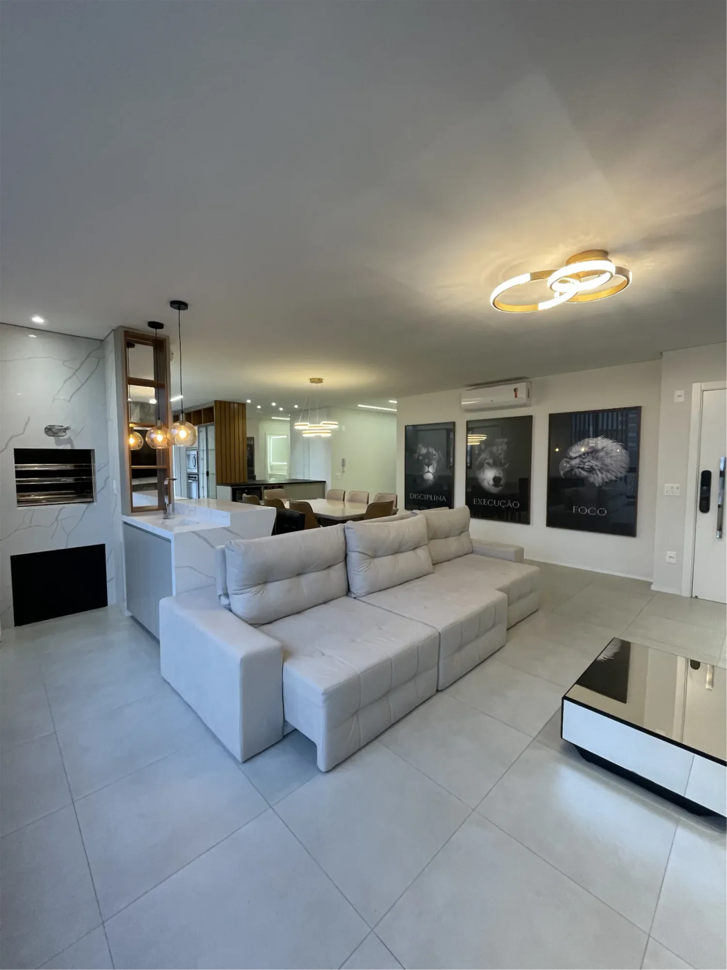 APARTAMENTO DIFERENCIADO NO CENTRO DE ITAPEMA!! COM 03 SUÍTES E 02 VAGAS DE GARAGEM!!! — foto 2