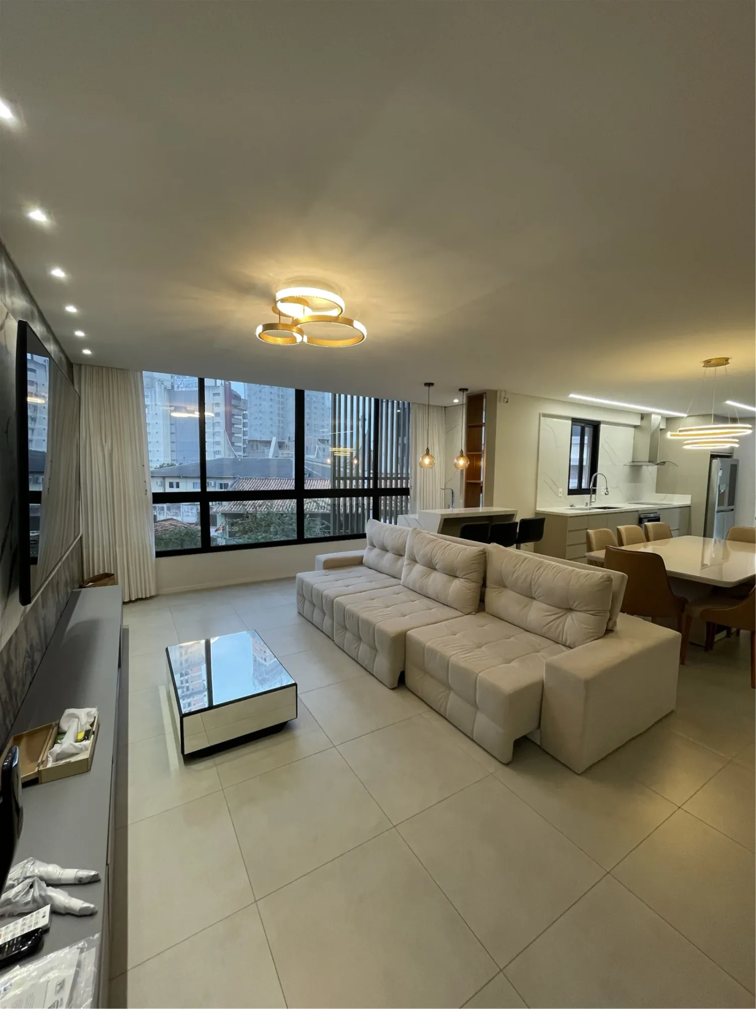 APARTAMENTO DIFERENCIADO NO CENTRO DE ITAPEMA!! COM 03 SUÍTES E 02 VAGAS DE GARAGEM!!! - foto 1