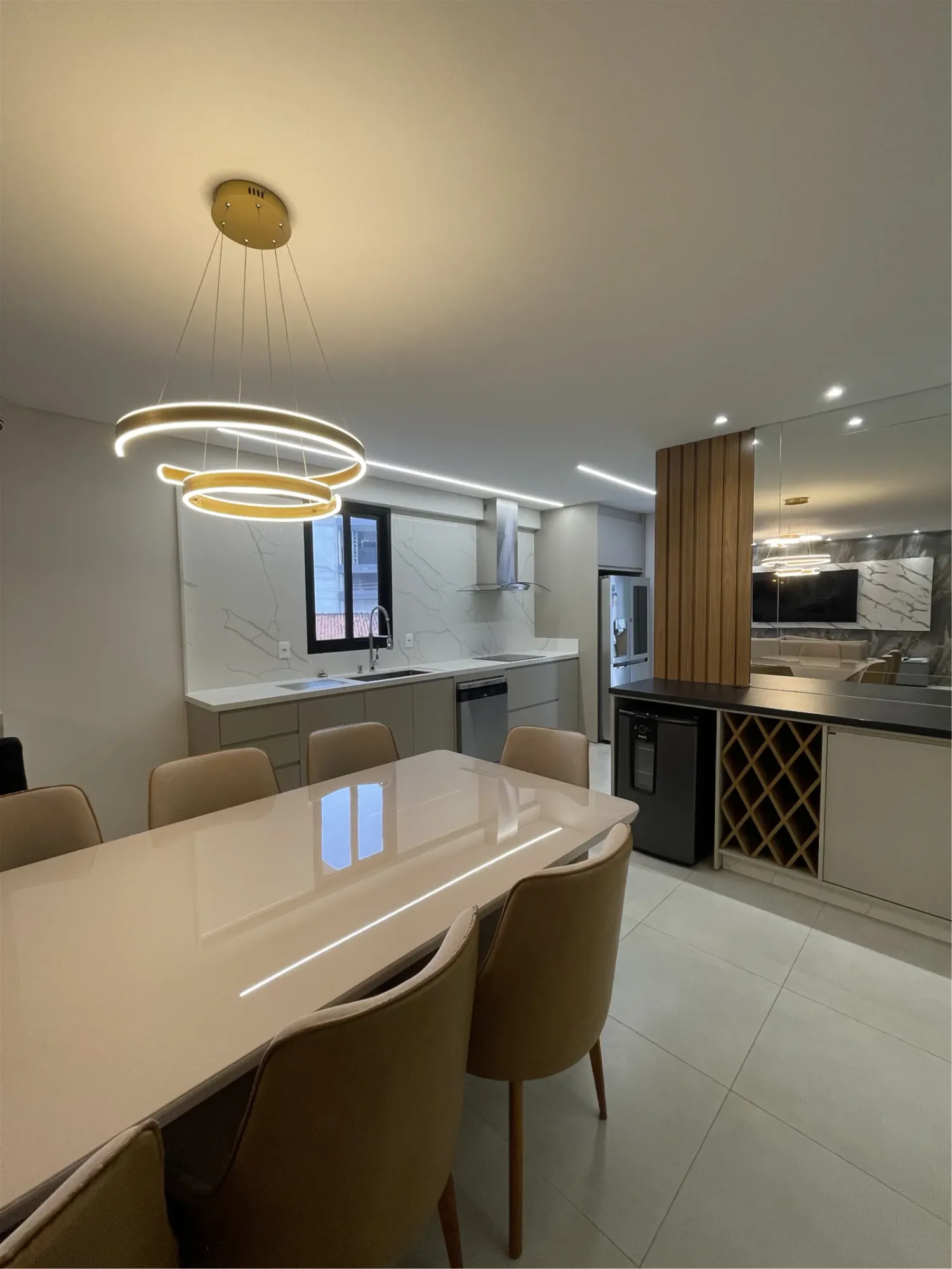 APARTAMENTO DIFERENCIADO NO CENTRO DE ITAPEMA!! COM 03 SUÍTES E 02 VAGAS DE GARAGEM!!! — foto 3