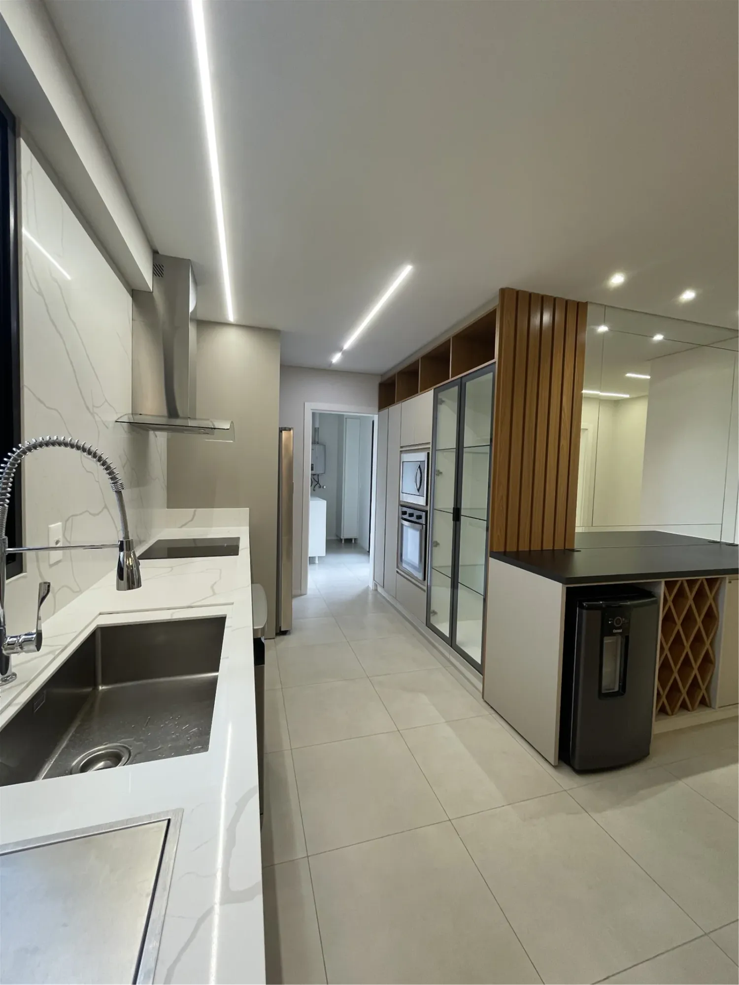 APARTAMENTO DIFERENCIADO NO CENTRO DE ITAPEMA!! COM 03 SUÍTES E 02 VAGAS DE GARAGEM!!! — foto 4