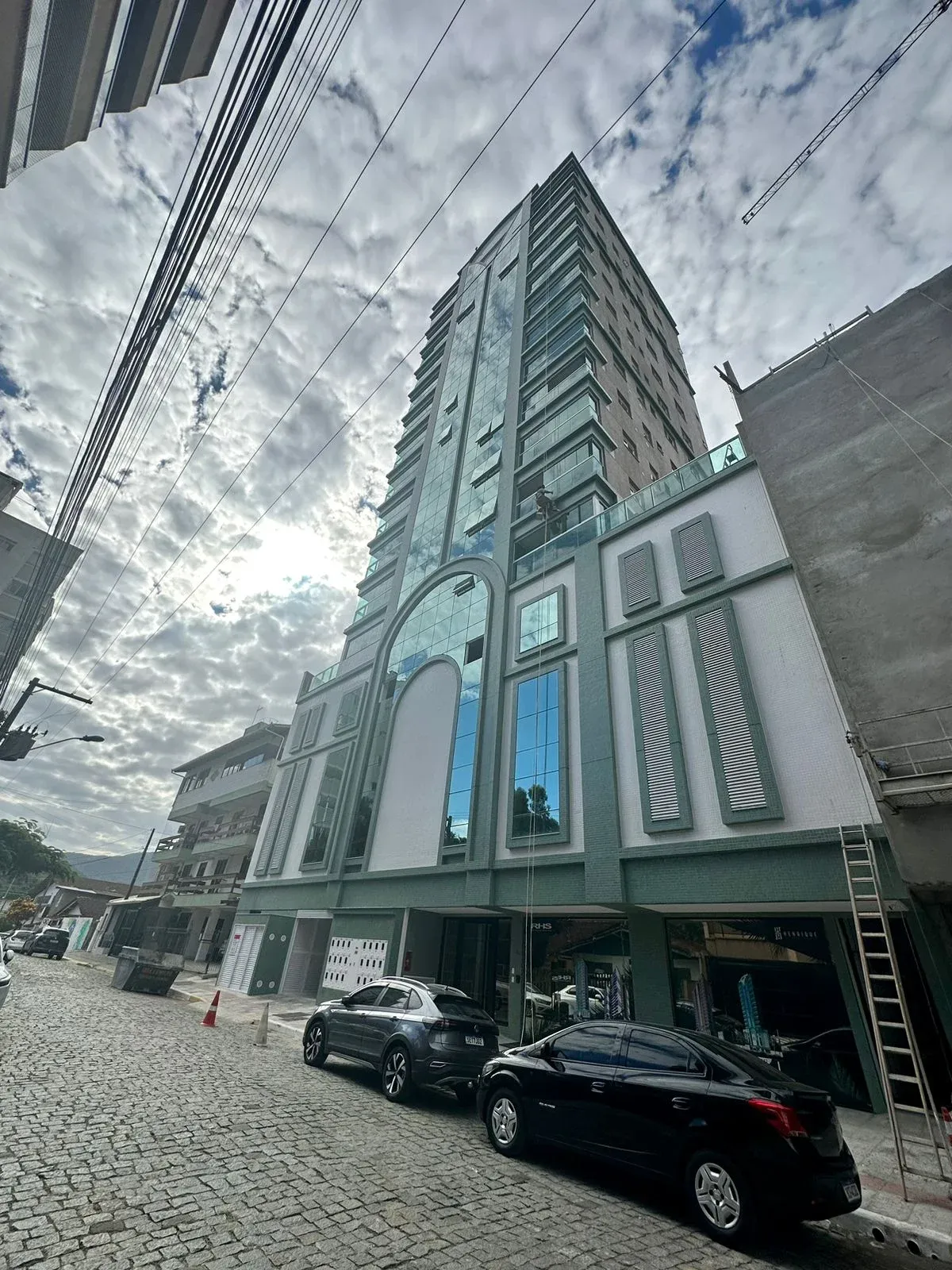 SALDO EM 100 MESES!!! APARTAMENTO NO CENTRO DE ITAPEMA COM 03 SUÍTES E 02 VAGAS DE GARAGEM!!! - foto 1