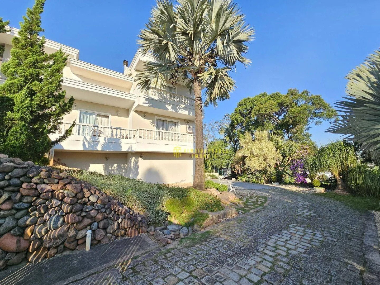 Linda e aconchegante casa de alto padrão localizada no Bairro Itoupava Norte com amplo terreno de 1.194,78m - foto 1