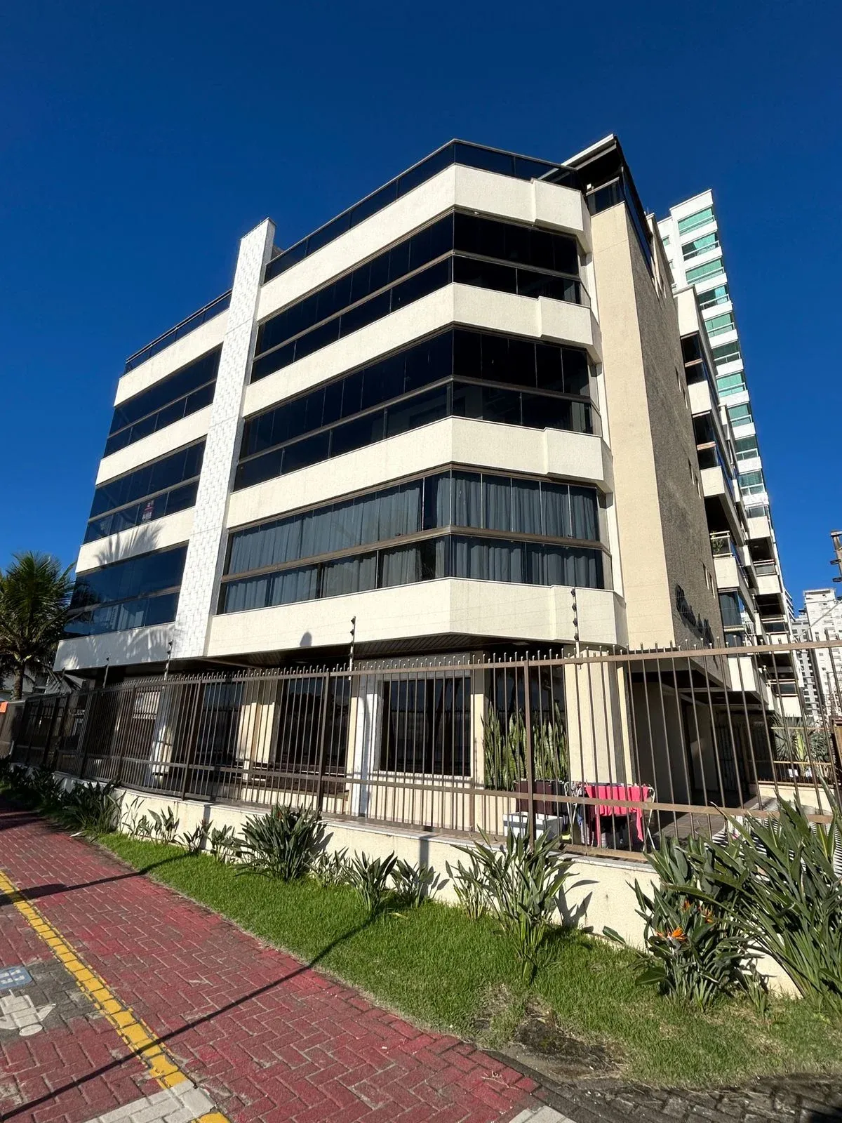 APARTAMENTO PRONTO PRA MORAR MOBILIADO QUADRA MAR NO CENTRO DE ITAPEMA!!! - foto 1