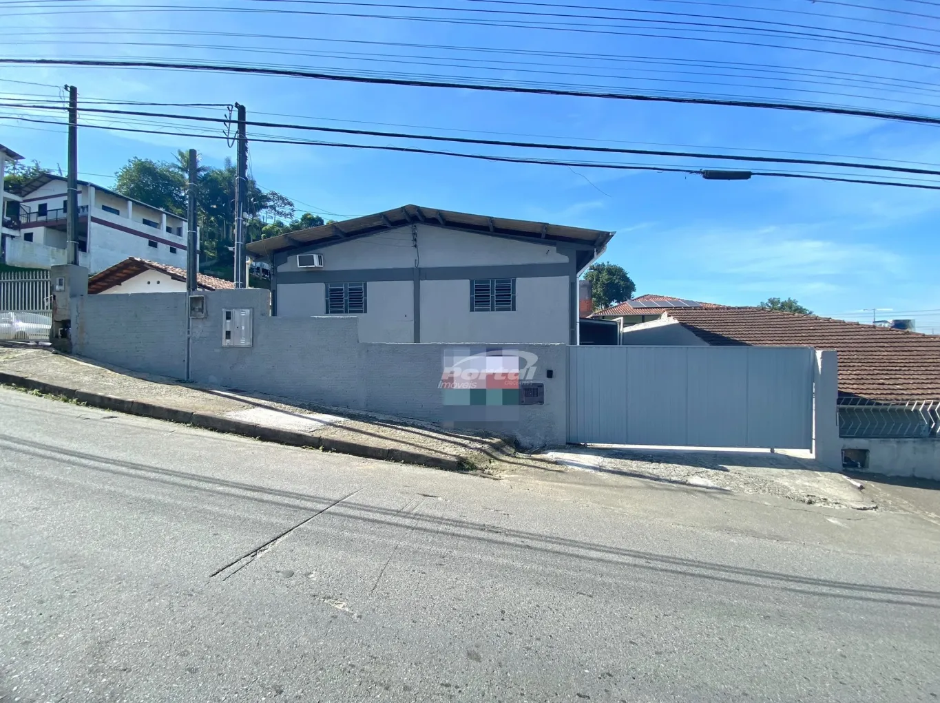 Excelente oportunidade para o seu negocio! Galpão no bairro Itoupavazinha. Com 322m, sala para recepção e mezanino com mais 01 ampla sala para voce adptar ao seu negocio, 02 banheiros com chuveiro, 02 portas de correr, espaço para estacionamento. - foto 1