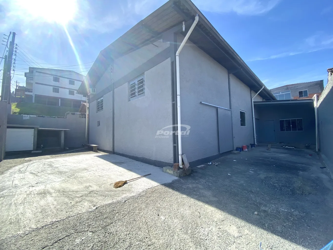 Excelente oportunidade para o seu negocio! Galpão no bairro Itoupavazinha. Com 322m, sala para recepção e mezanino com mais 01 ampla sala para voce adptar ao seu negocio, 02 banheiros com chuveiro, 02 portas de correr, espaço para estacionamento. — foto 3