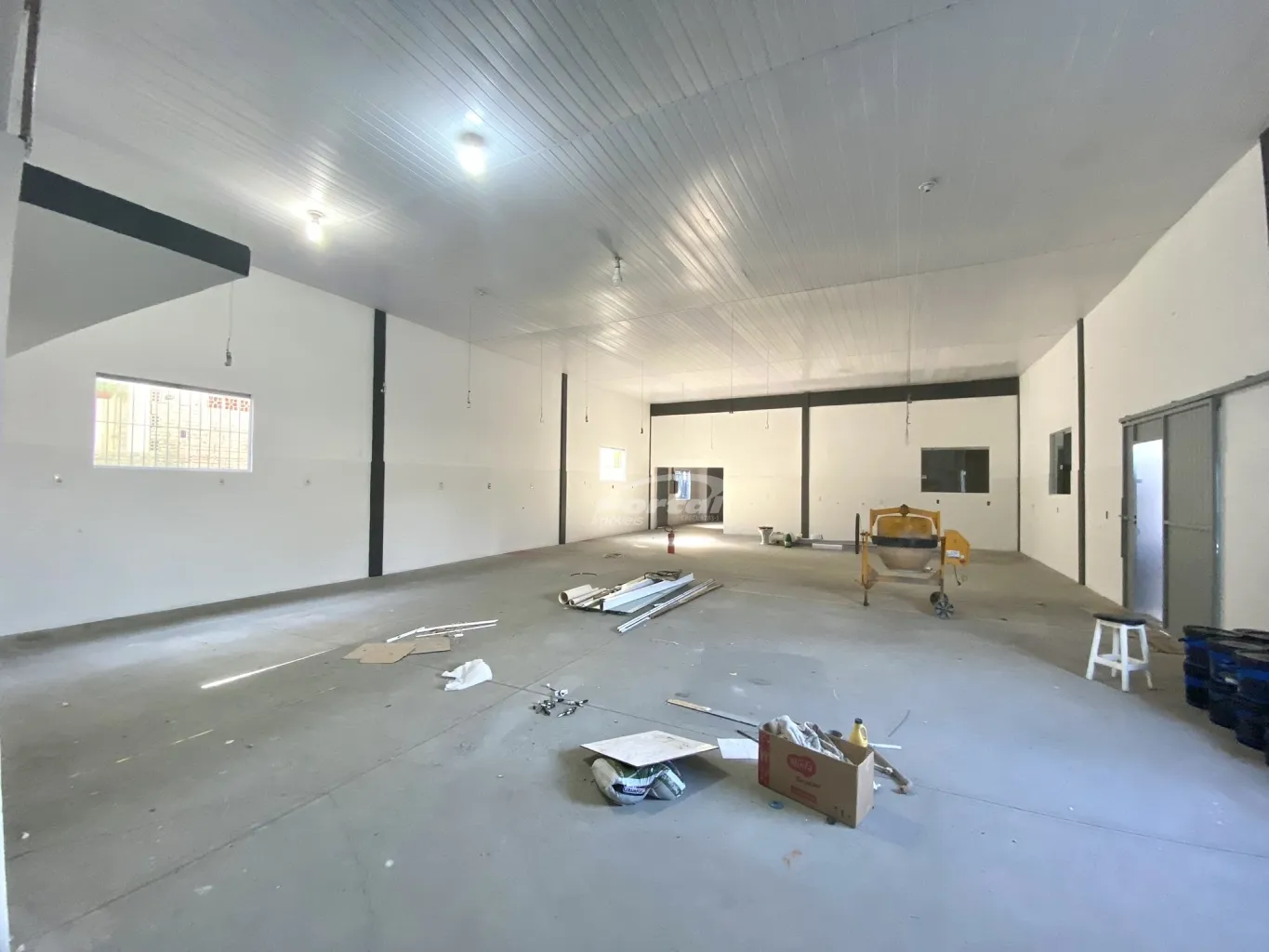 Excelente oportunidade para o seu negocio! Galpão no bairro Itoupavazinha. Com 322m, sala para recepção e mezanino com mais 01 ampla sala para voce adptar ao seu negocio, 02 banheiros com chuveiro, 02 portas de correr, espaço para estacionamento. — foto 4