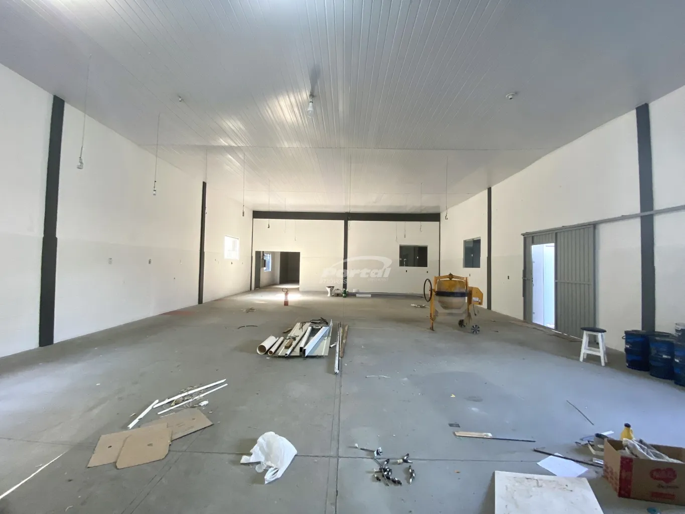 Excelente oportunidade para o seu negocio! Galpão no bairro Itoupavazinha. Com 322m, sala para recepção e mezanino com mais 01 ampla sala para voce adptar ao seu negocio, 02 banheiros com chuveiro, 02 portas de correr, espaço para estacionamento. — foto 5