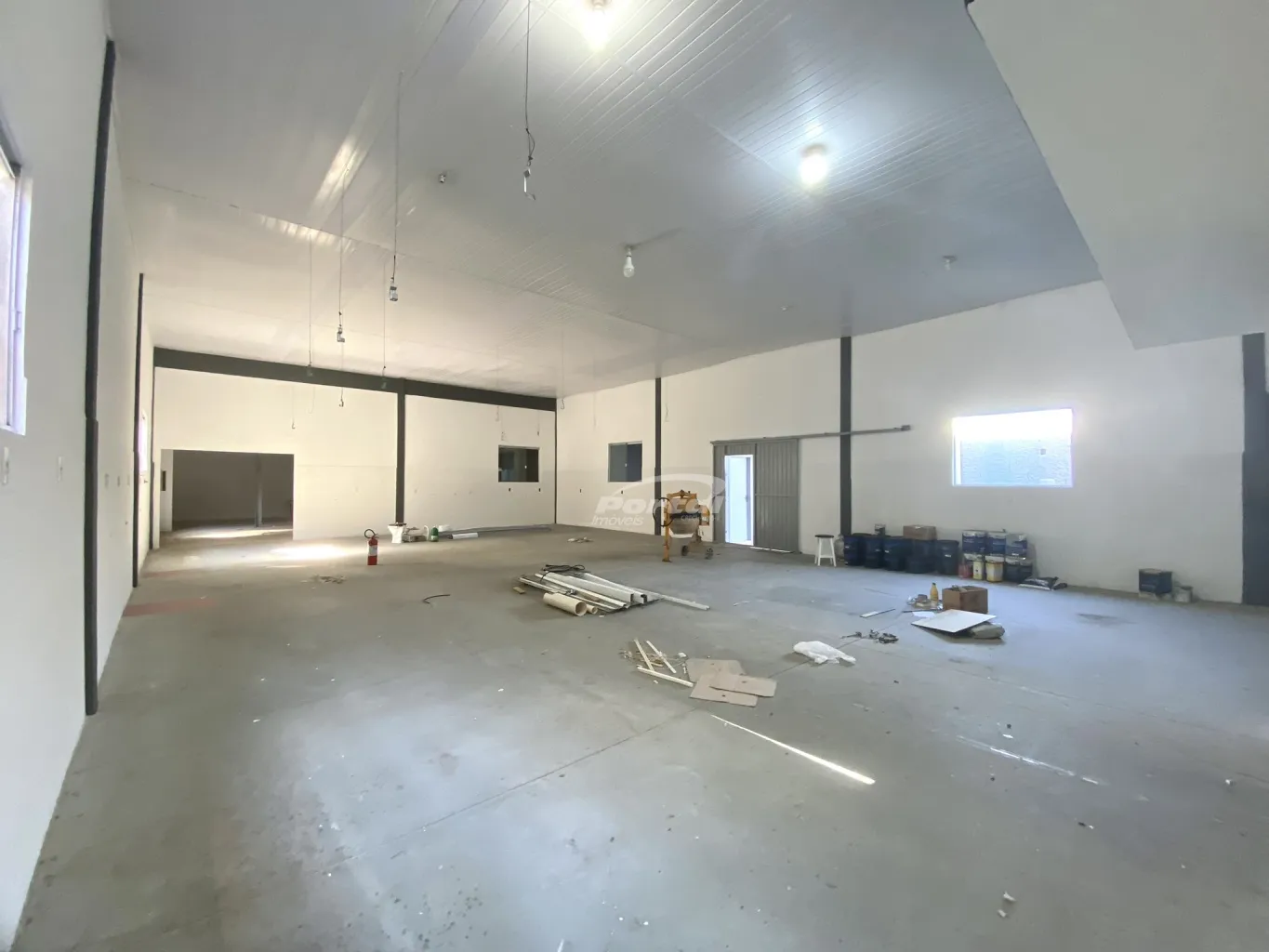 Excelente oportunidade para o seu negocio! Galpão no bairro Itoupavazinha. Com 322m, sala para recepção e mezanino com mais 01 ampla sala para voce adptar ao seu negocio, 02 banheiros com chuveiro, 02 portas de correr, espaço para estacionamento. — foto 6