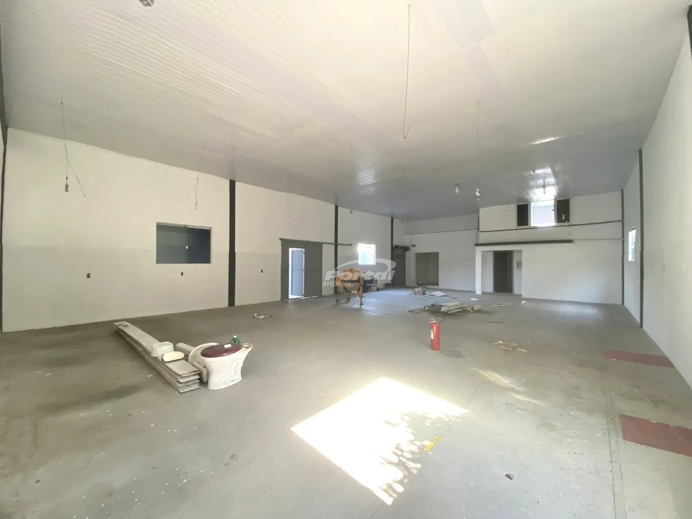 Excelente oportunidade para o seu negocio! Galpão no bairro Itoupavazinha. Com 322m, sala para recepção e mezanino com mais 01 ampla sala para voce adptar ao seu negocio, 02 banheiros com chuveiro, 02 portas de correr, espaço para estacionamento. — foto 7