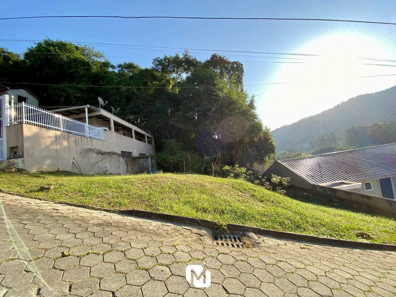 Terreno com linda vista, em rua sem saíta, residencial, contendo de 285m e 15m de frente ! - foto 1