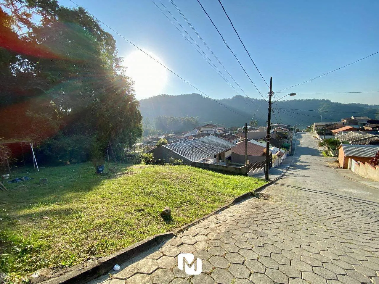 Terreno com linda vista, em rua sem saíta, residencial, contendo de 285m e 15m de frente ! — foto 2