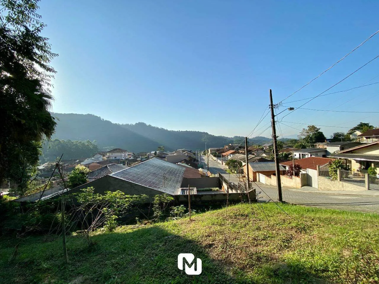 Terreno com linda vista, em rua sem saíta, residencial, contendo de 285m e 15m de frente ! — foto 3