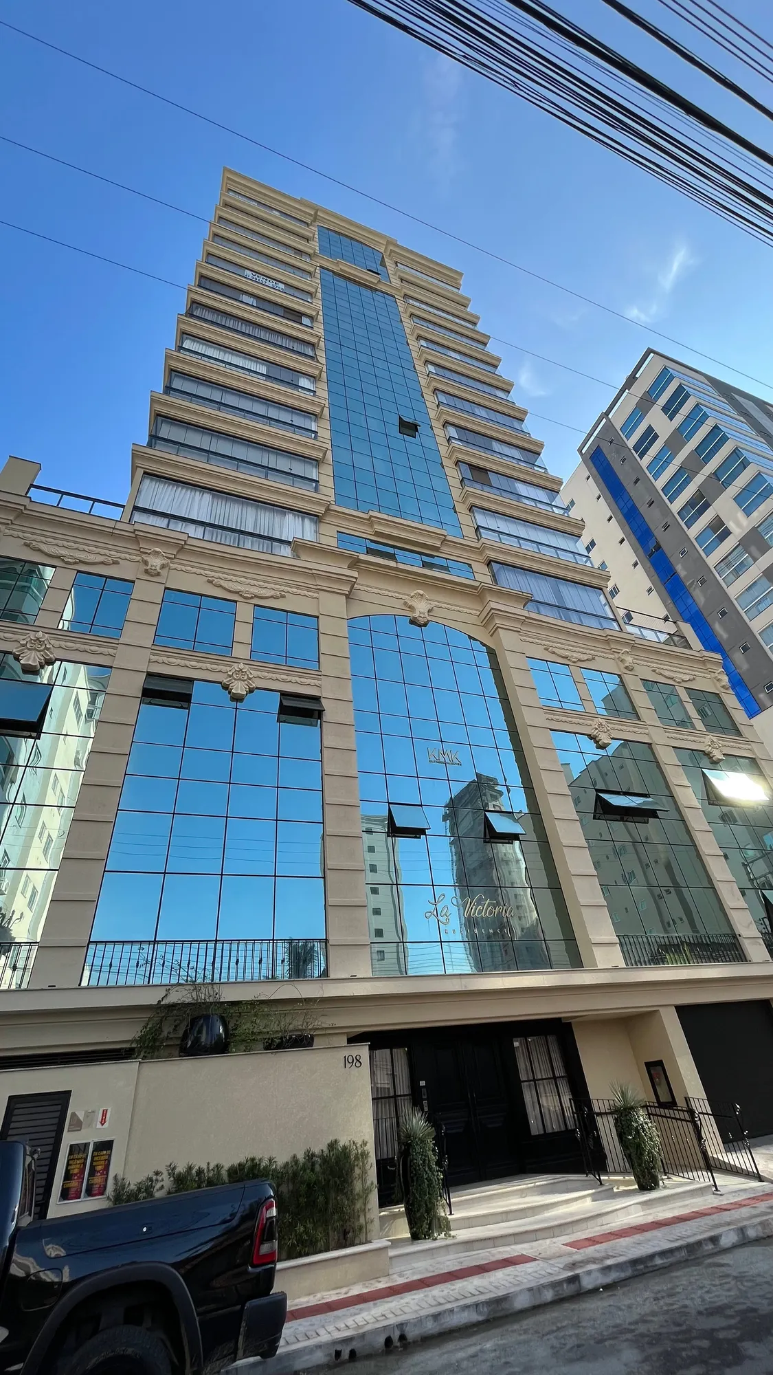 LINDÍSSIMO APARTAMENTO MOBILIADO COM 04 SUÍTES E 03 VAGAS DE GARAGEM!! - foto 1