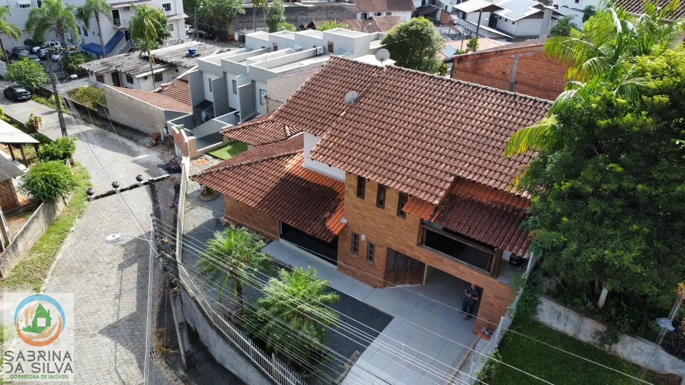 Casa com 3 Dormitórios e Área de Festas no Bairro Água Verde - Blumenau/SC — foto 3