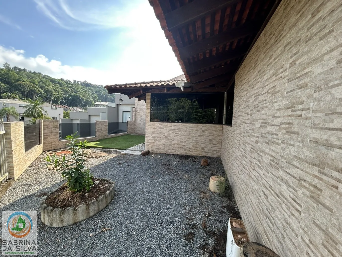 Casa com 3 Dormitórios e Área de Festas no Bairro Água Verde - Blumenau/SC — foto 4