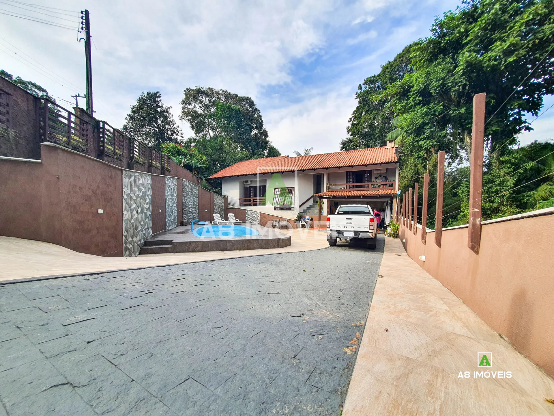 CASA BLUMENAU BAIRRO FORTALEZA COM PISCINA TRÊS QUARTOS COM UMA SUÍTE TERRENO AMPLO - foto 1