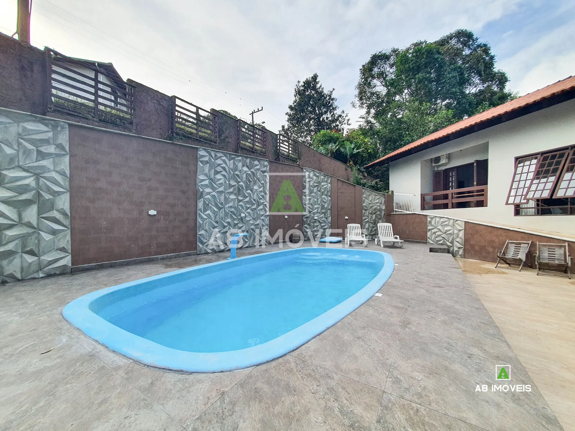 CASA BLUMENAU BAIRRO FORTALEZA COM PISCINA TRÊS QUARTOS COM UMA SUÍTE TERRENO AMPLO — foto 2