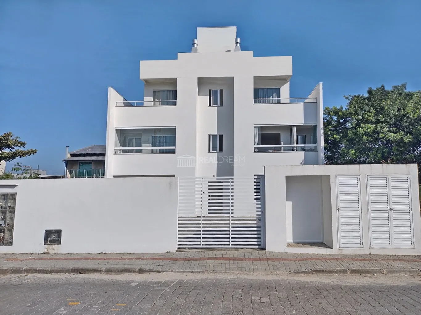 Apartamento cobertura a 300 metros da praia de 2 dormitórios sendo 1 suíte - foto 1