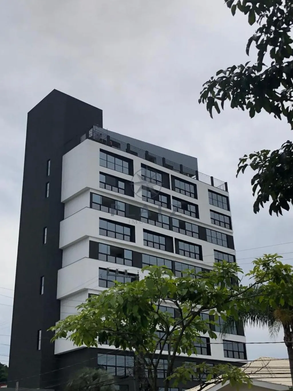 Apartamento em andar alto, novo, 100% mobiliado e decorado tipo loft com uma vaga de garagem coberta. - foto 1
