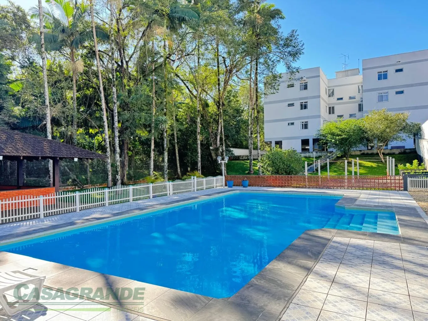 Amplo apartamento no bairro Garcia, 97m2 de área privativa, 3 dormitórios, sacada, sala de estar e jantar, cozinha, área de serviço, banheiro, 1 vaga de garagem coberta. - foto 1