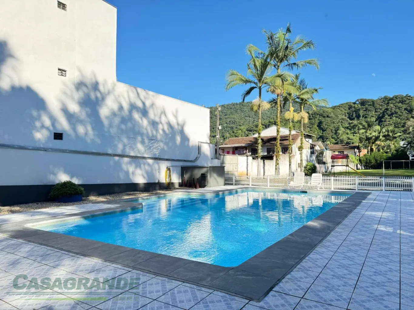 Amplo apartamento no bairro Garcia, 97m2 de área privativa, 3 dormitórios, sacada, sala de estar e jantar, cozinha, área de serviço, banheiro, 1 vaga de garagem coberta. — foto 2