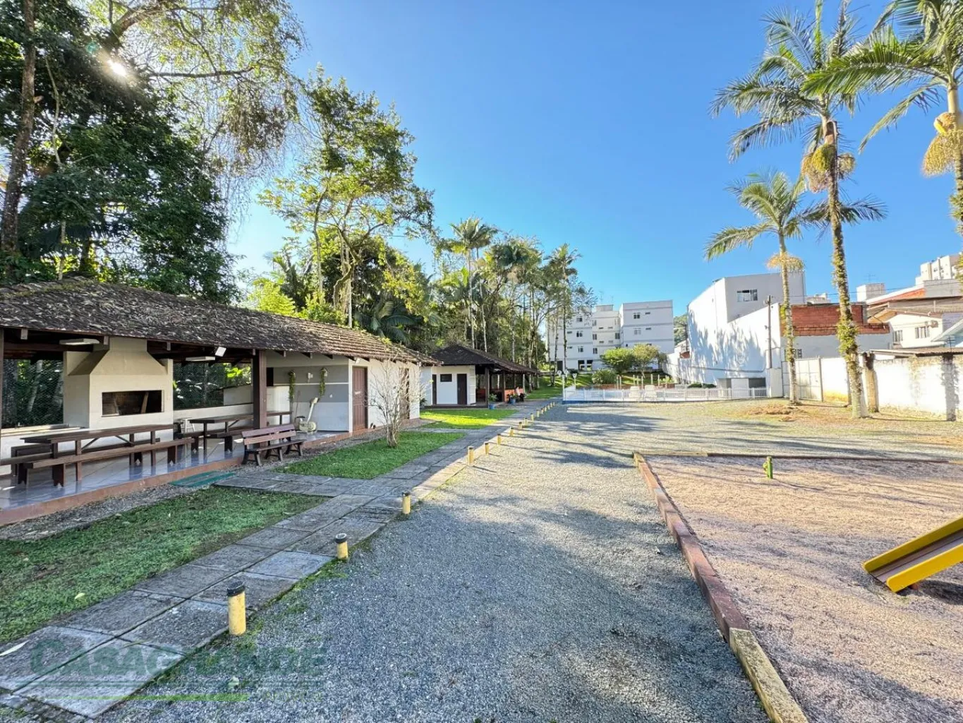Amplo apartamento no bairro Garcia, 97m2 de área privativa, 3 dormitórios, sacada, sala de estar e jantar, cozinha, área de serviço, banheiro, 1 vaga de garagem coberta. — foto 4