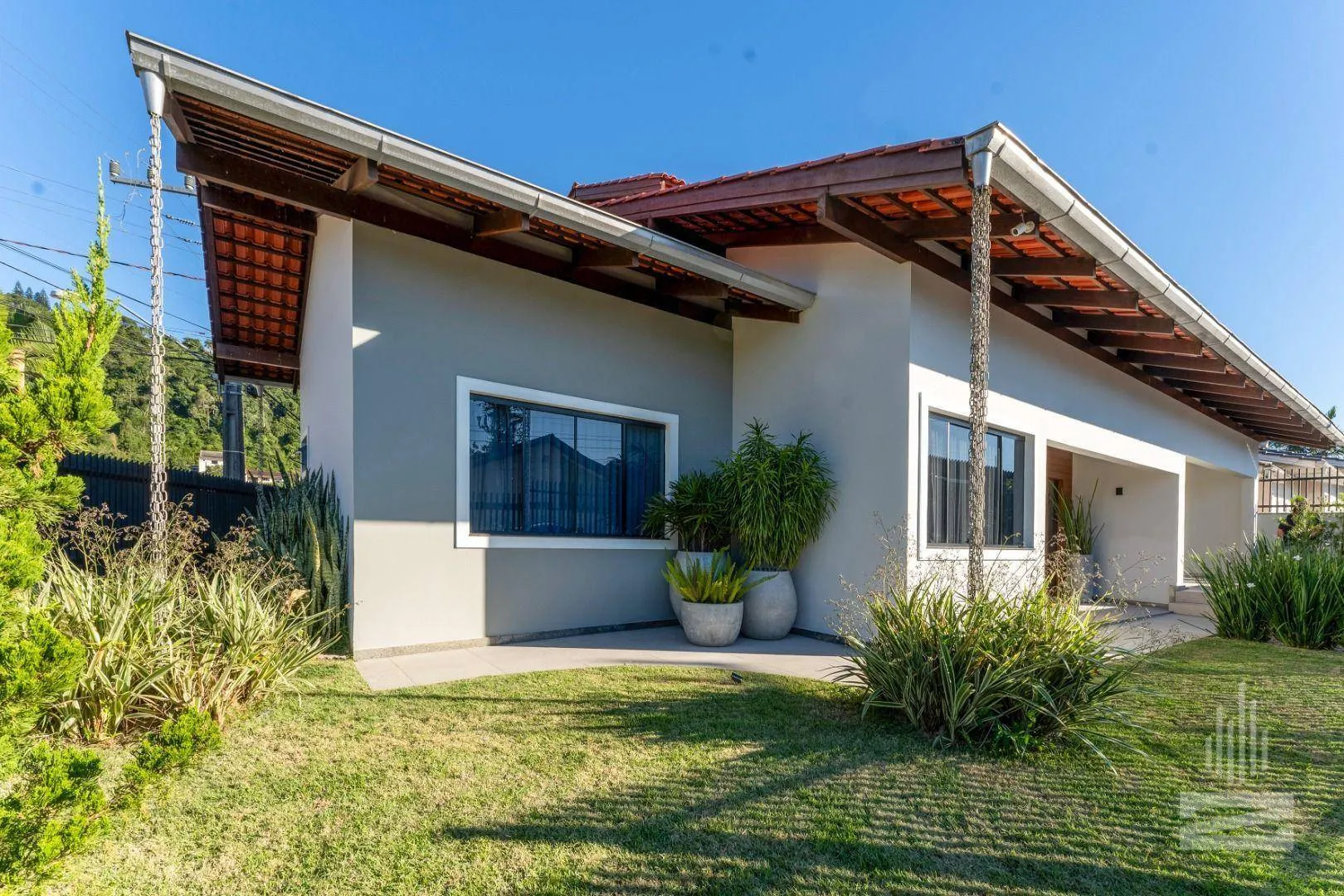 Incrível Casa à Venda com 4 Dormitórios e Totalmente Mobiliada no Bairro Garcia em Blumenau — foto 3
