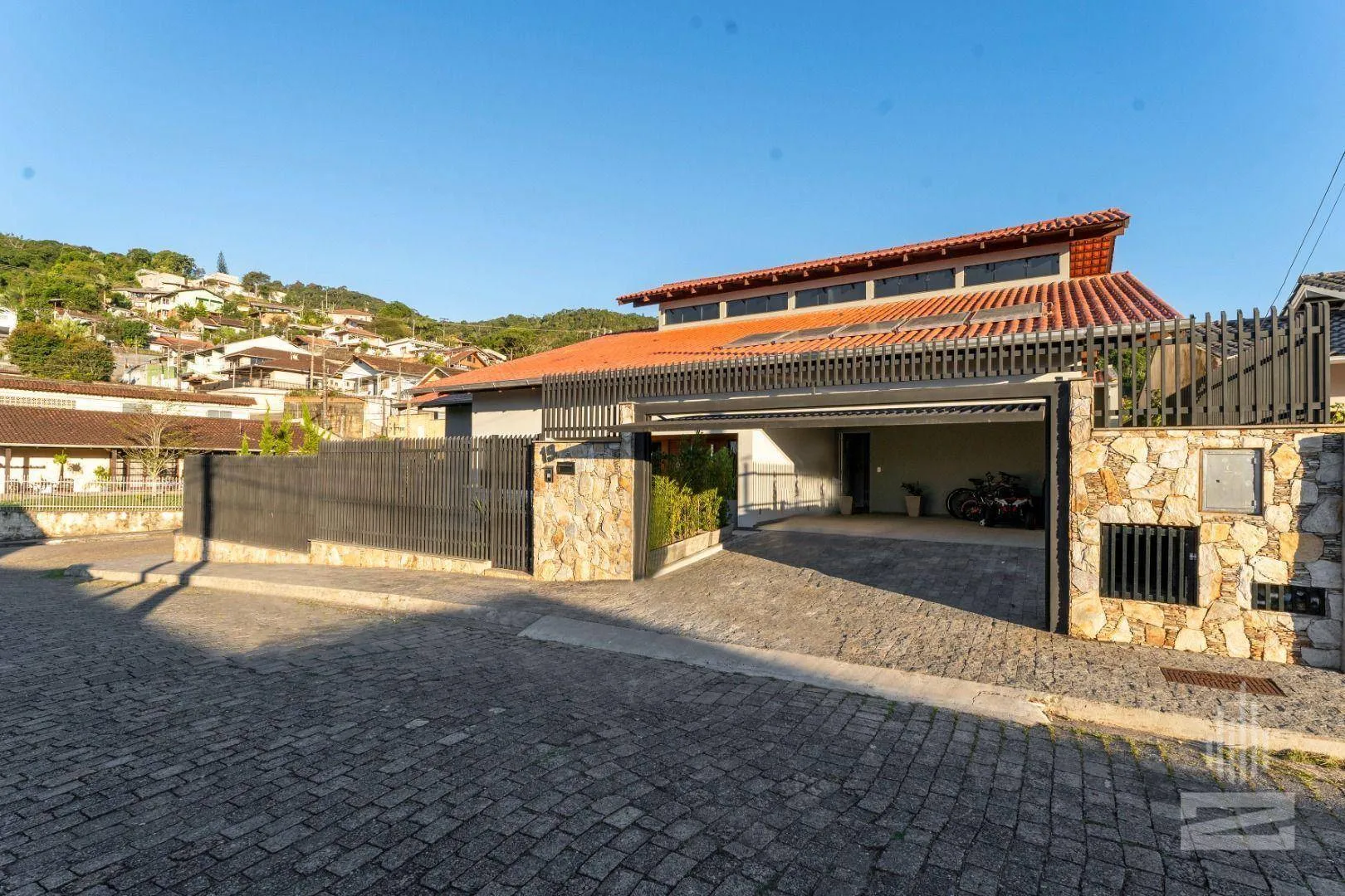 Incrível Casa à Venda com 4 Dormitórios e Totalmente Mobiliada no Bairro Garcia em Blumenau — foto 2