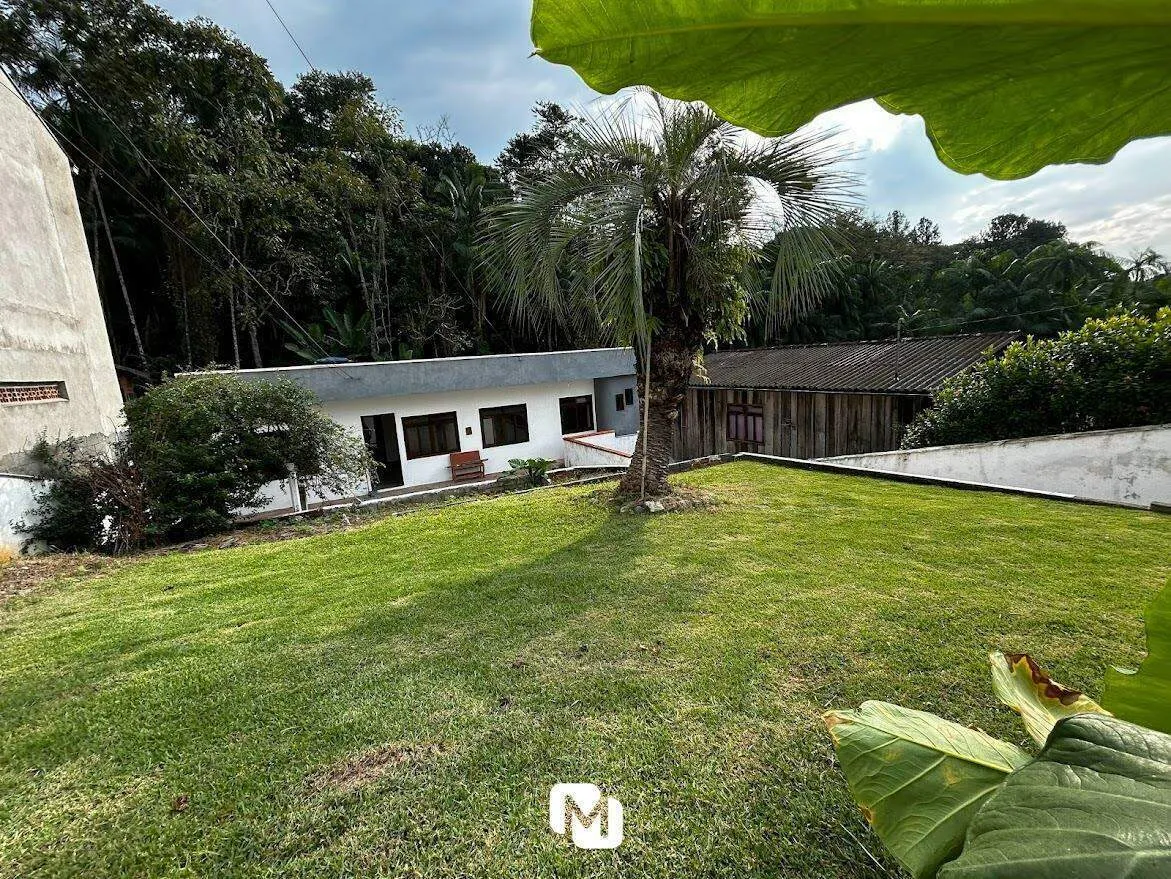 Ótimo oportunidade!! Casa com 5 quartos sendo 1 deles suíte, vaga para 4 carros e ampla área externa!!! - foto 1