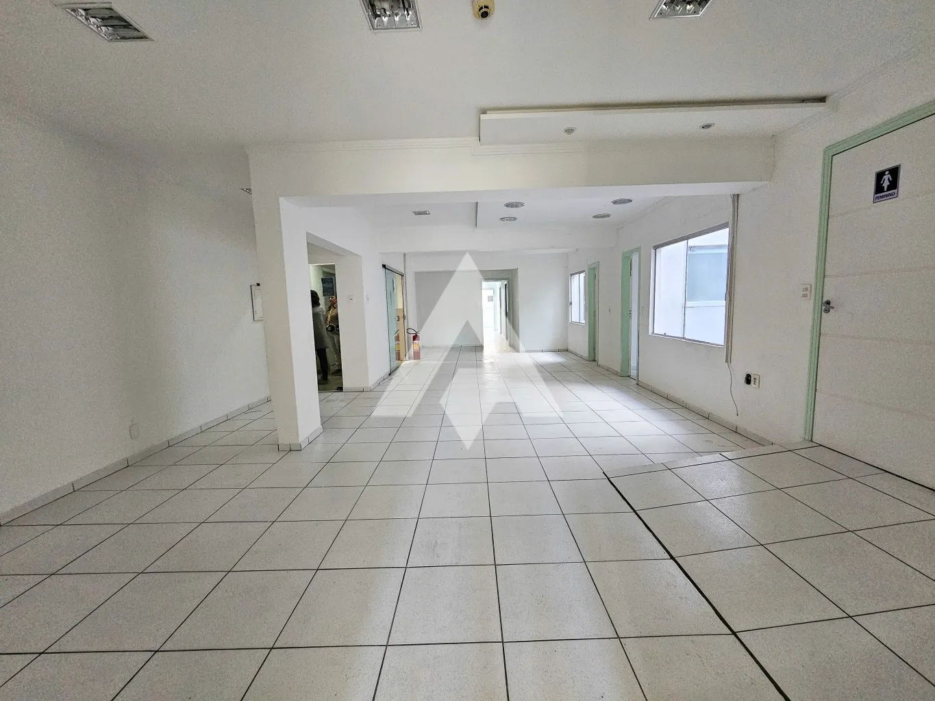 Sala comercial de 237,70m para locação por R$ 6.750,00 - Bairro Centro - Blumenau/SC - foto 1