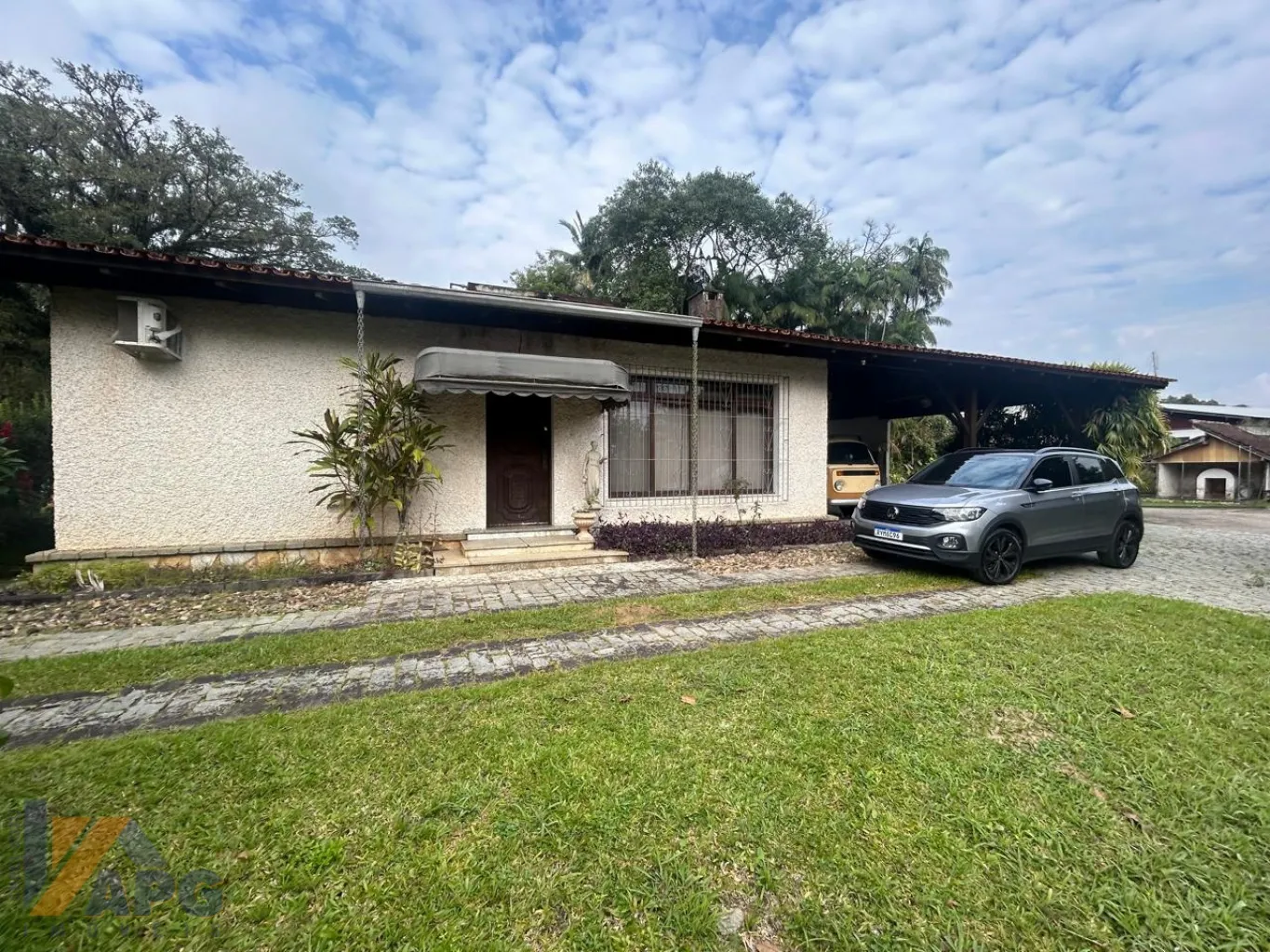 Linda moradia, localização tranquila, meio ambiente, amplo jardim. - foto 1
