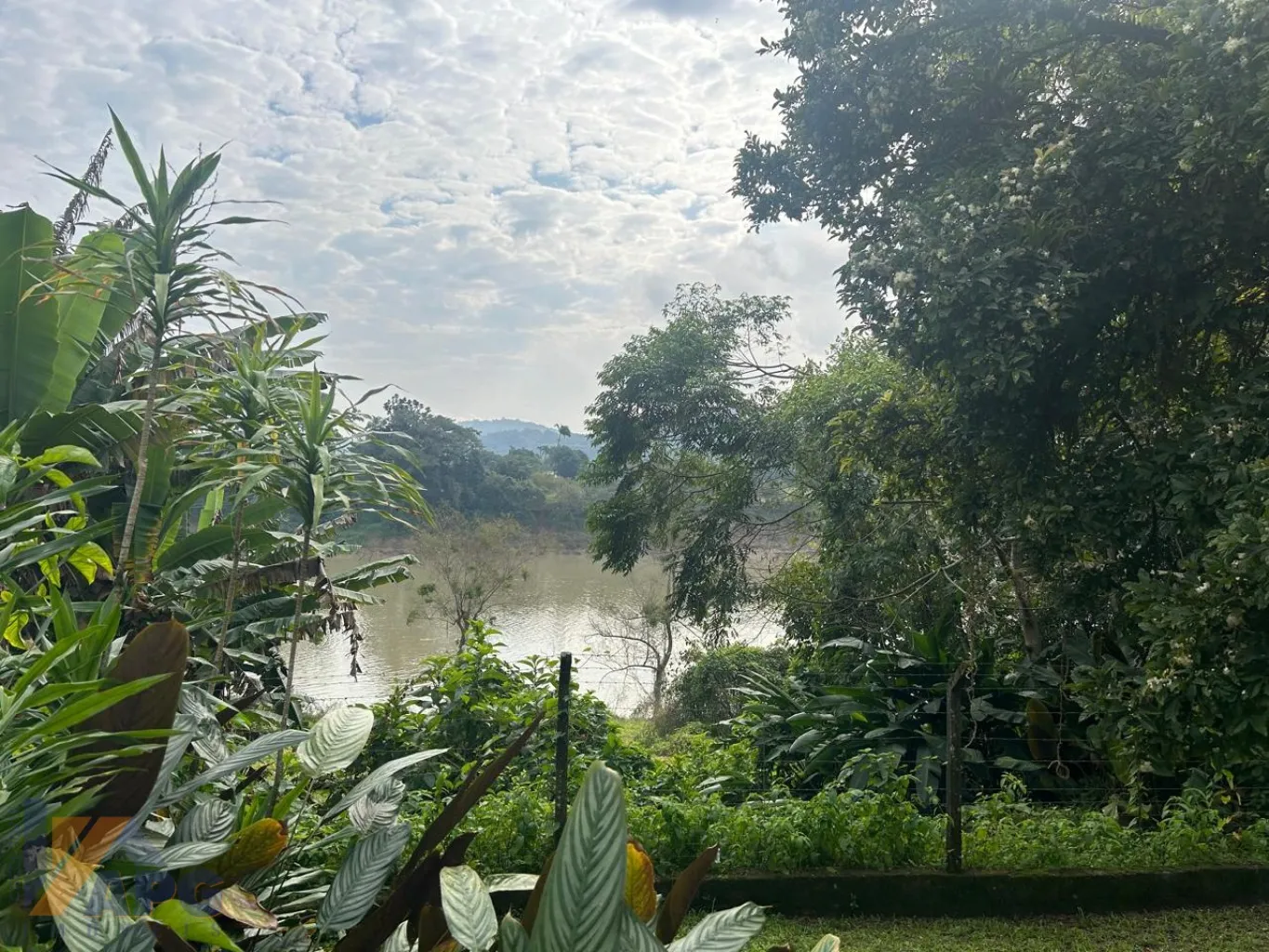 Linda moradia, localização tranquila, meio ambiente, amplo jardim. — foto 2
