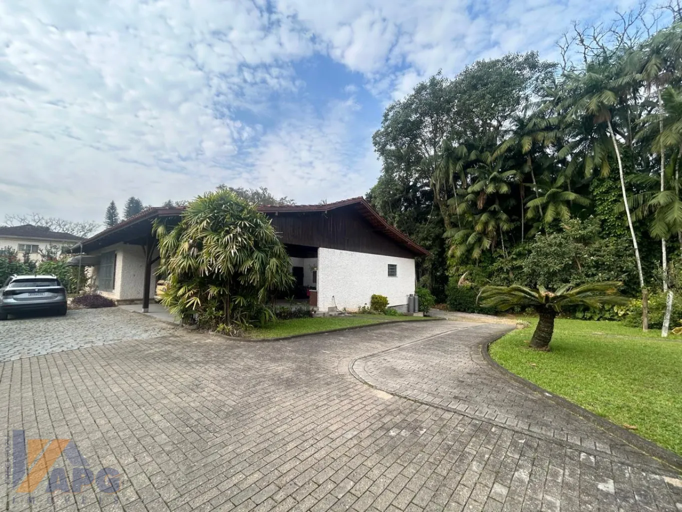Linda moradia, localização tranquila, meio ambiente, amplo jardim. — foto 3