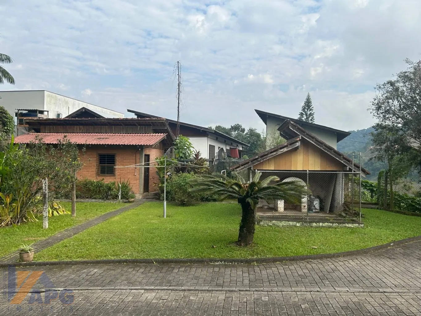 Linda moradia, localização tranquila, meio ambiente, amplo jardim. — foto 4