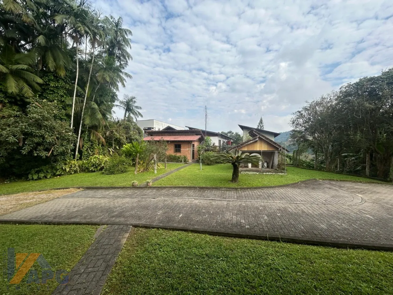 Linda moradia, localização tranquila, meio ambiente, amplo jardim. — foto 5