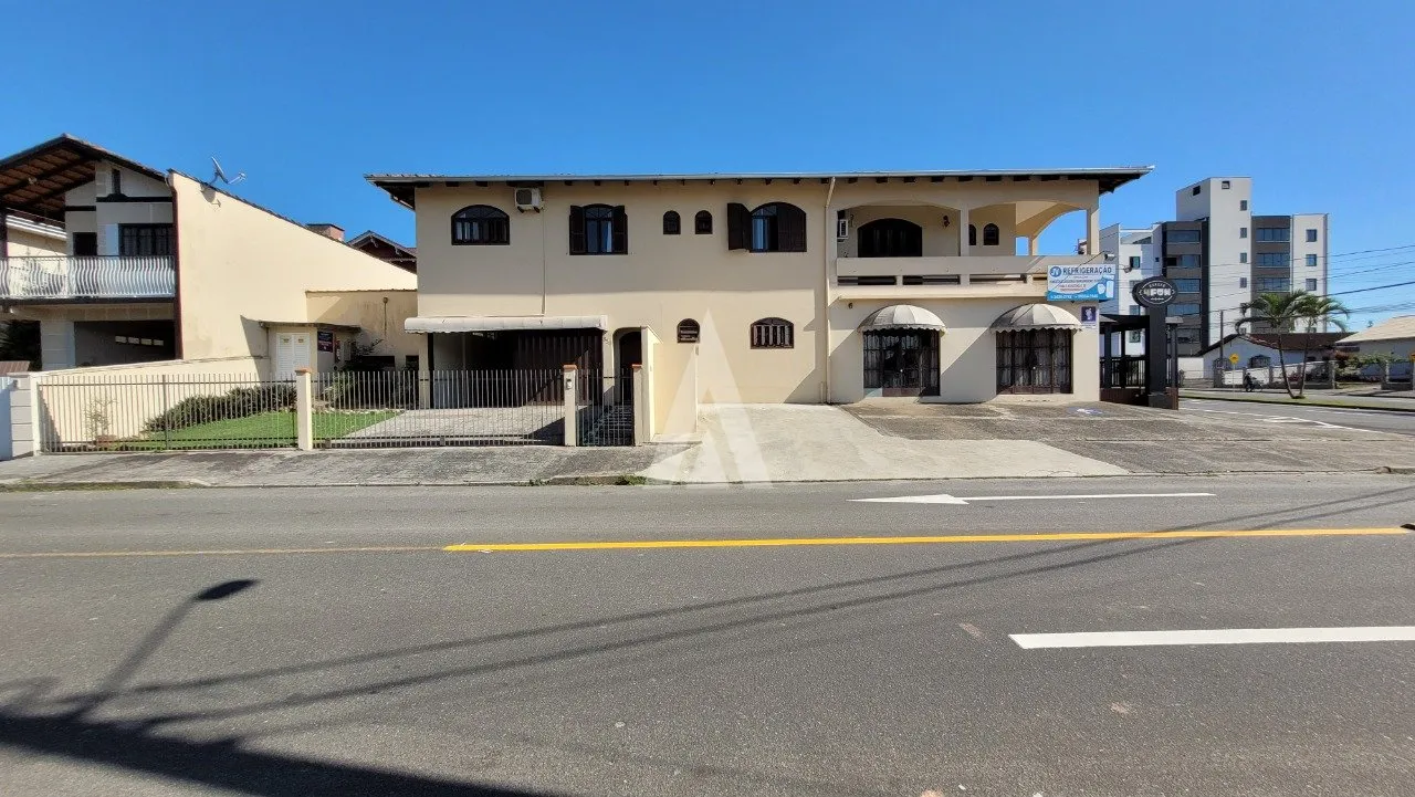 Sobrado com 1 suíte(s) mais 3 quarto(s) à venda no bairro Floresta em Joinville, por R$ 1.350.000.00. - foto 1