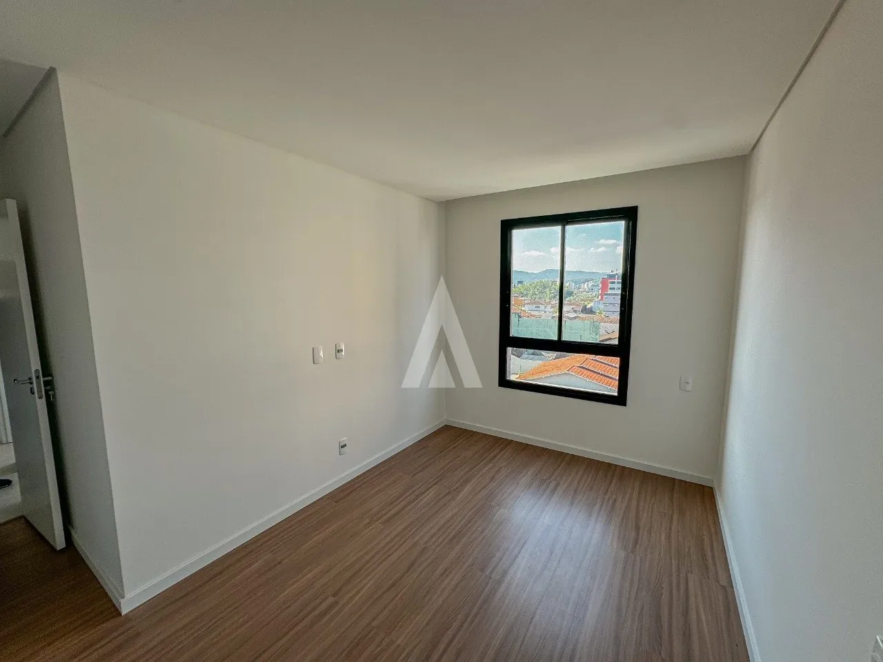 Apartamento com 1 suíte(s) mais 2 quarto(s) à venda no bairro Costa E Silva em Joinville, por R$ 595.000.00. — foto 3