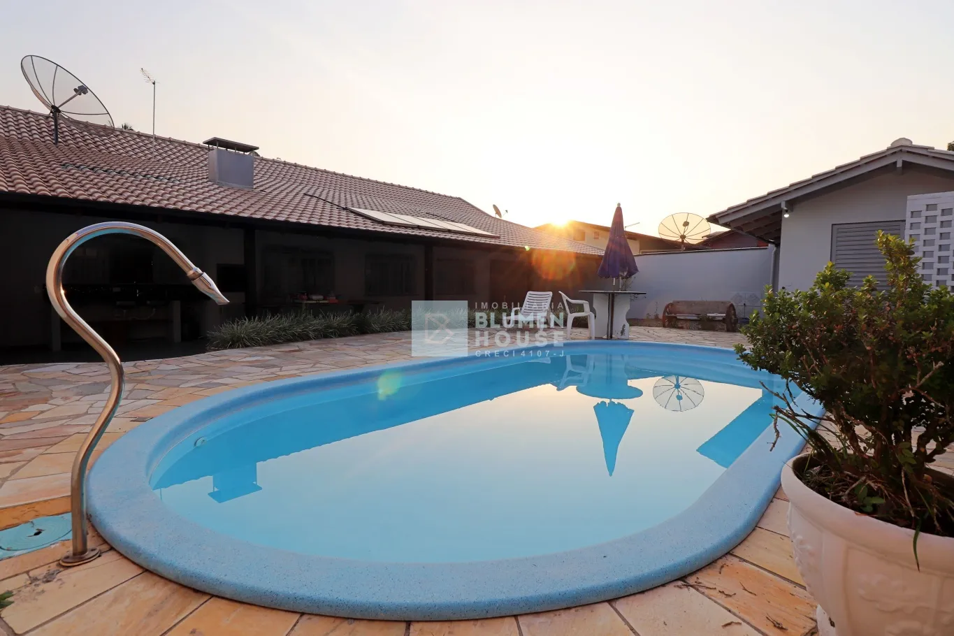 Ampla casa térrea com piscina no bairro Rio Morto, Indaial! - foto 1