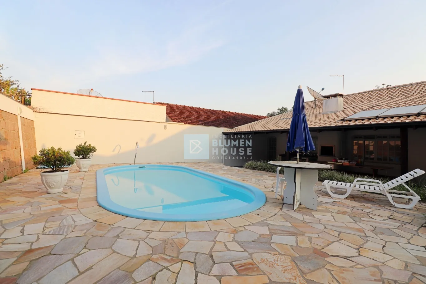 Ampla casa térrea com piscina no bairro Rio Morto, Indaial! — foto 2
