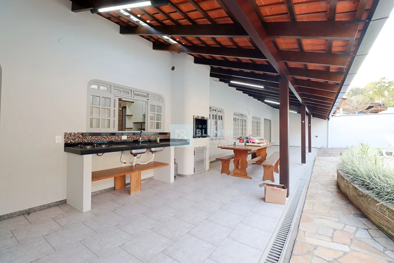 Ampla casa térrea com piscina no bairro Rio Morto, Indaial! — foto 3