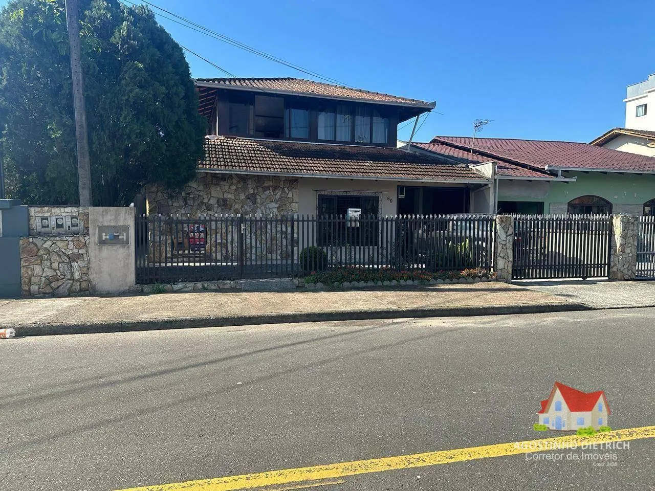 Residencia em Alvenaria+Area de Festa C/Aprox.172 m2+Sobrado aos Fundos C/Aprox.96 m2+Terreno C/360m2 No Bairro Iririu! - foto 1