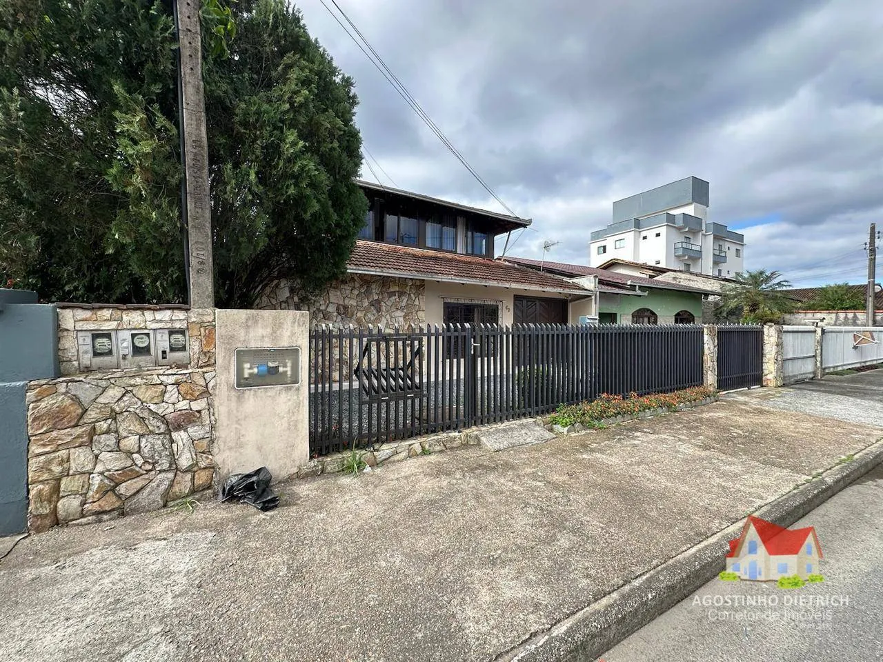 Residencia em Alvenaria+Area de Festa C/Aprox.172 m2+Sobrado aos Fundos C/Aprox.96 m2+Terreno C/360m2 No Bairro Iririu! — foto 4