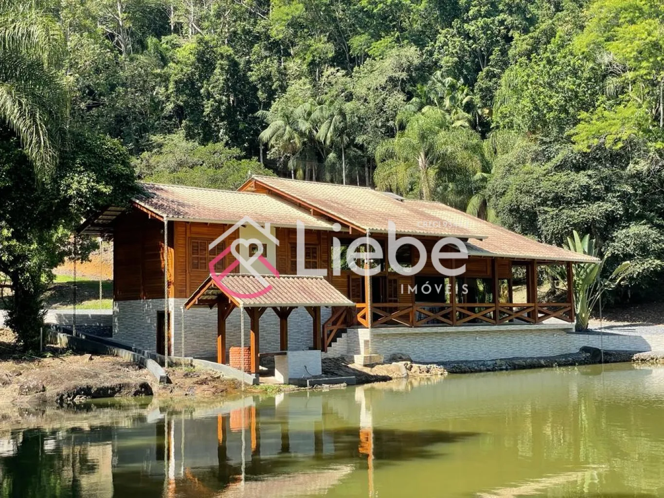 Um sonho de Sítio no Bairro Ribeirão Souto, edificado com uma linda casa (alvenaria e madeira de lei) com 260m, localizado na cidade de Pomerode com 89.970,58m. — foto 3