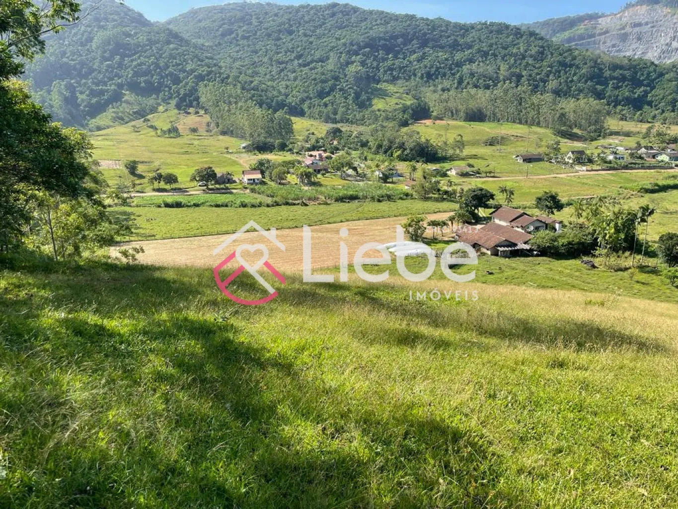 Lindo sítio no Bairro Vale do Selke, edificada com uma casa de alvenaria de 202m, localizado na Rota do Imigrante, na cidade de Pomerode, com 93.685,00m. - foto 1