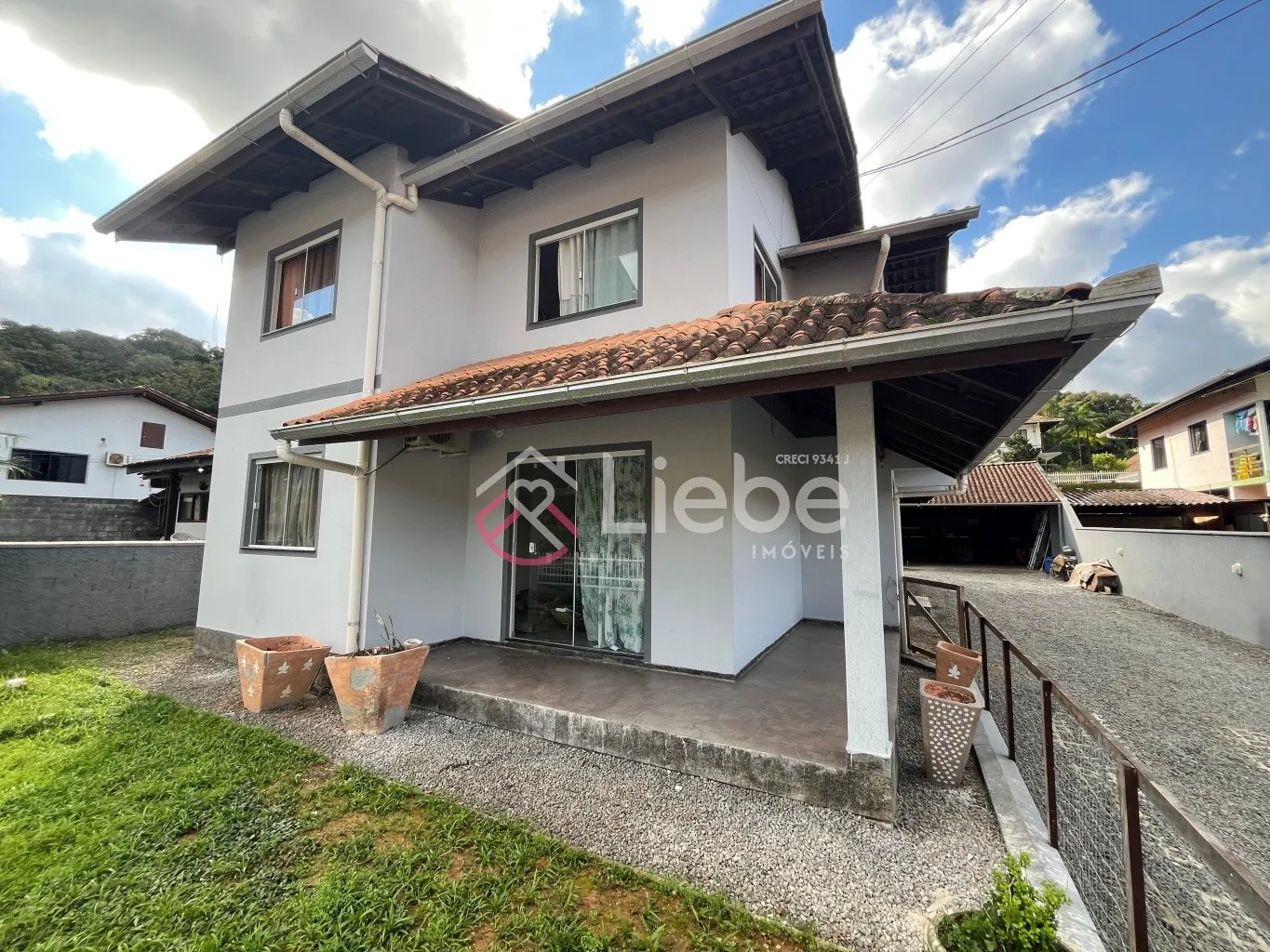 Excelente casa de alvenaria de 2 pavimentos no centro da cidade de Pomerode, com alto potencial comercial. Possui 197,26m, edificada num terreno com 450,00m — foto 2