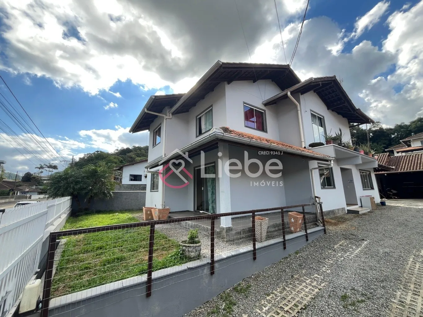 Excelente casa de alvenaria de 2 pavimentos no centro da cidade de Pomerode, com alto potencial comercial. Possui 197,26m, edificada num terreno com 450,00m — foto 3
