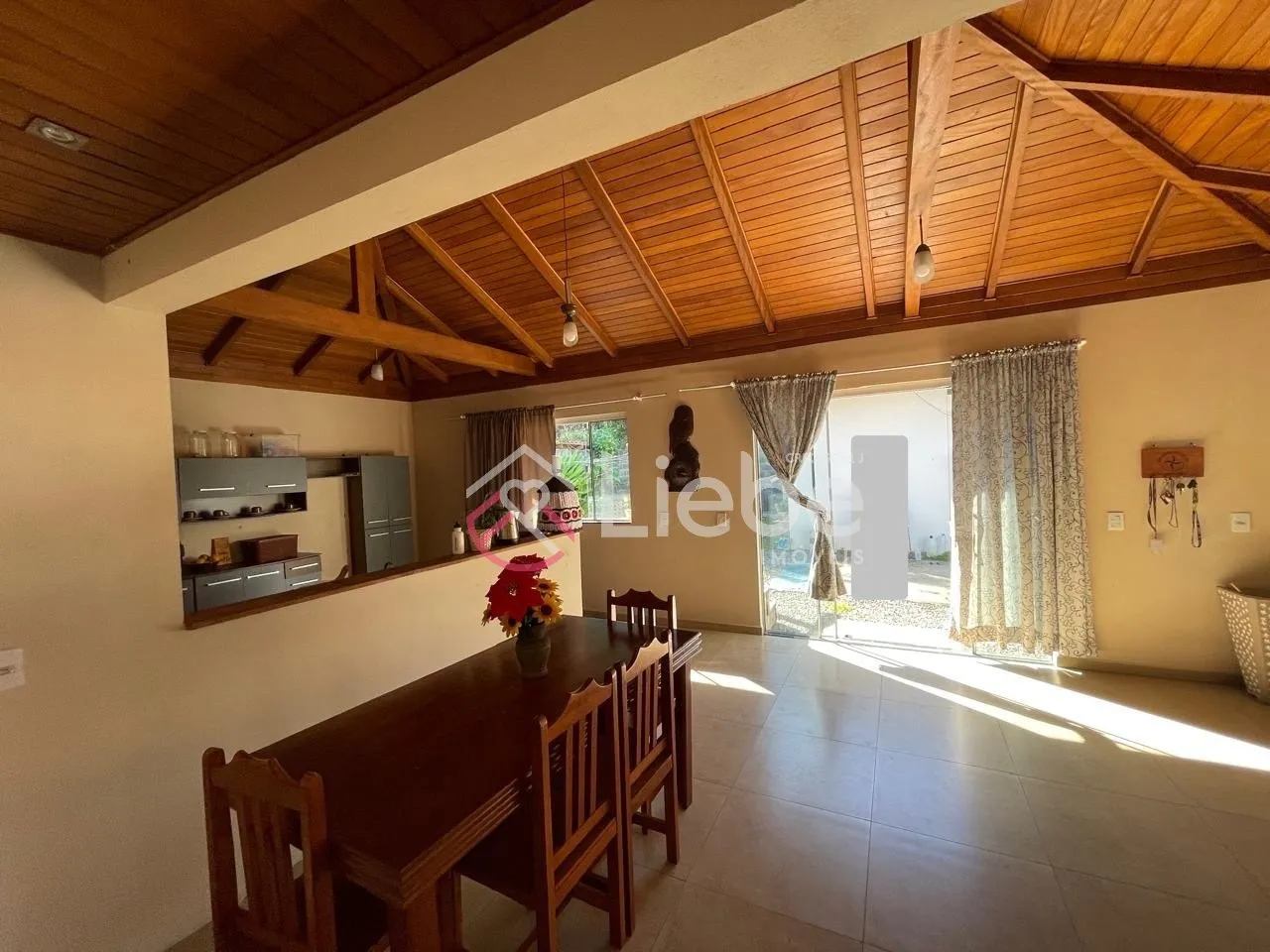 Excelente casa de alvenaria de 2 pavimentos no centro da cidade de Pomerode, com alto potencial comercial. Possui 197,26m, edificada num terreno com 450,00m — foto 7