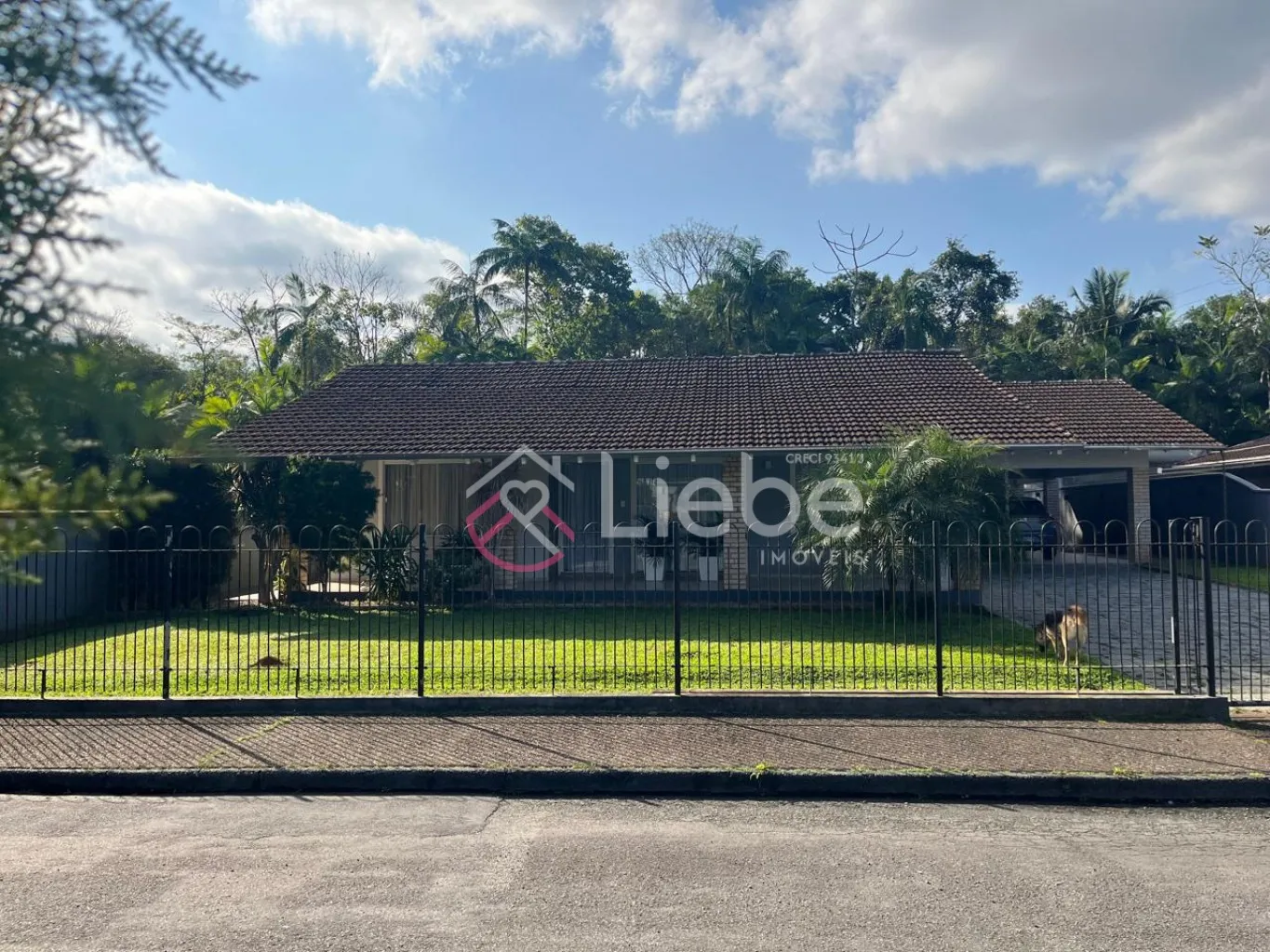 Linda Casa no Centro da Cidade, em localização privilegiada, rua asfaltada e sem saída. Com 224,89m de construção, edificado num terreno com 640,00m.4,38m — foto 2