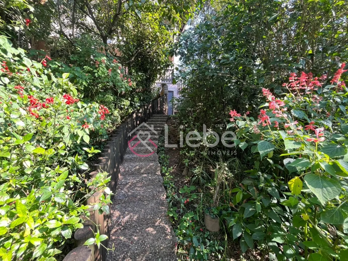 Imóvel lindíssimo com duas casas no Bairro Centro na cidade de Pomerode com 276,01m de área construída. — foto 2